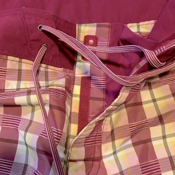 North Face Surf Shorts - Picture 3 of 5